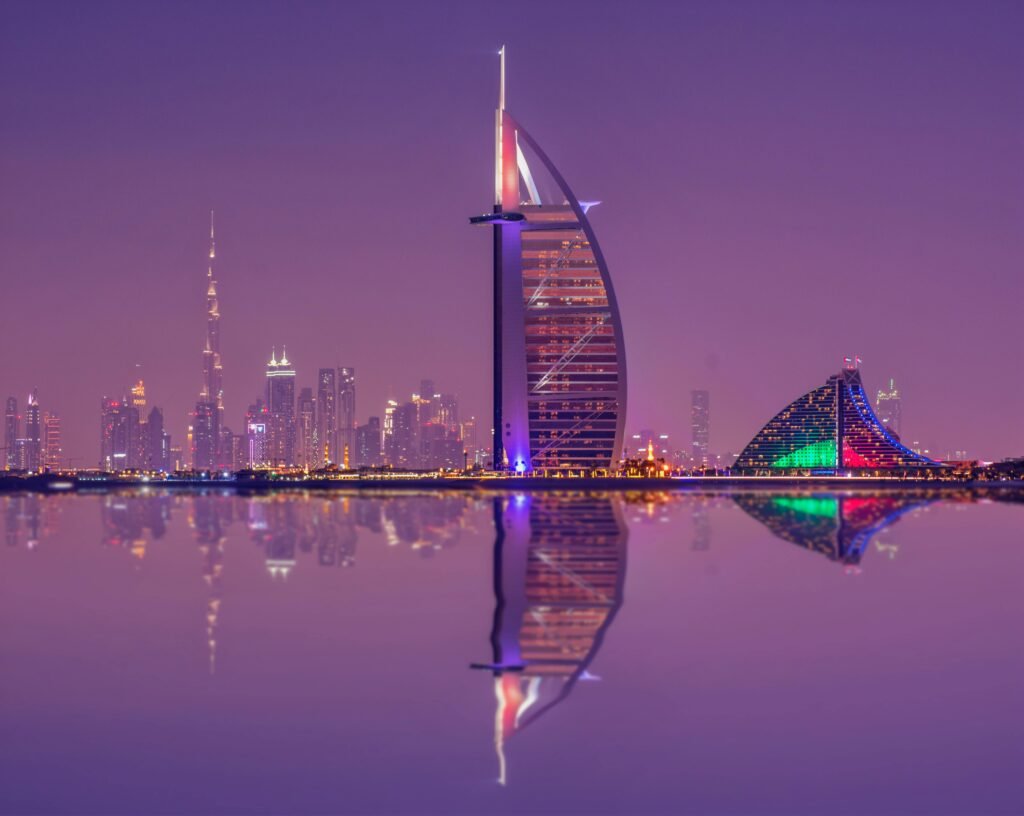 BOURSES D’ÉTUDES DE L’UNIVERSITÉ DES ÉMIRATS ARABES UNIS 2026-2027 : MASTERS ET DOCTORATS FINANCÉS Captivating night scene showcasing Burj Al Arab and Dubai skyline reflections.